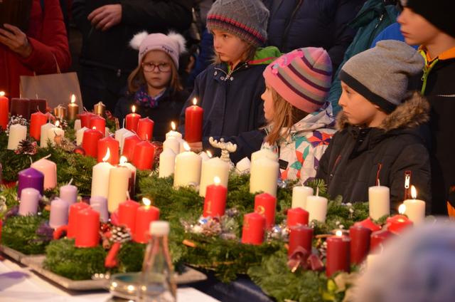 Die erste Kerze wird bei der Adventkranzweihe am Waisenegger Christkindlmarkt angezündet
