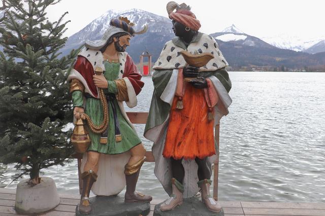 Zwei KÖNIGE, die die große Laterne am See bewundern......,