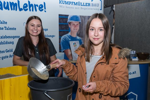 Viele nutzten die Chance um einmal auch gleich Werkzeug in diesem Beruf auszuprobieren oder eine andere Aufgabenstellung zu lösen. | Foto: Alfred Hofer