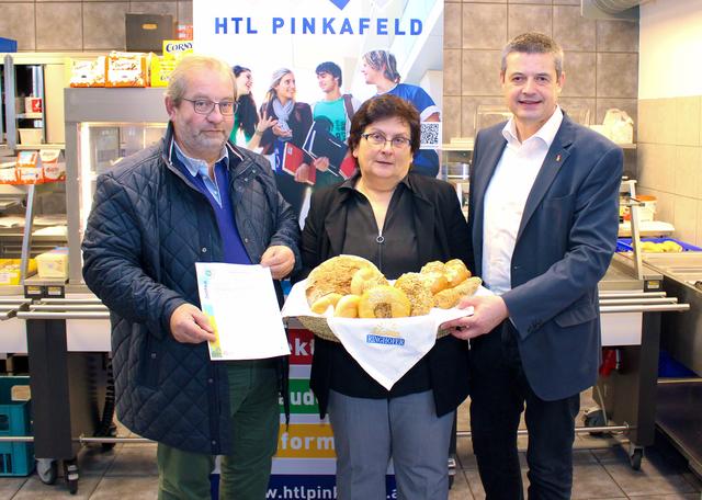 Bäckermeister Günter Ringhofer, STEP-Geschäftsführerin Andrea Liebmann und Dir. Wilfried Lercher (v.l.) mit Bio-Gebäck von der Pinkafelder Bäckerei Ringhofer