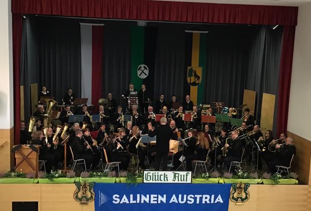 Die Salinenmusik Bad Ischl unter der Leitung von Josef Morbitzer beim Barbarakonzert im Pfarrheim.