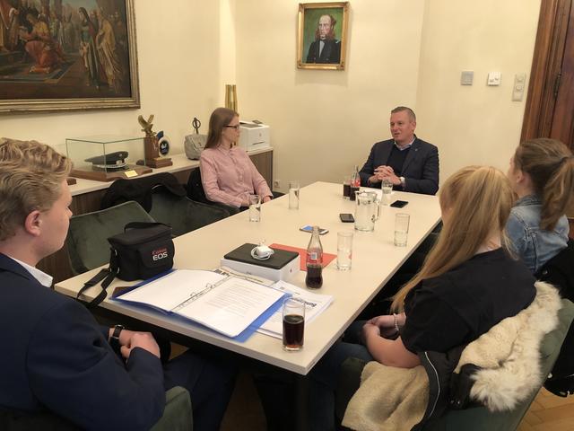 Die Jugendlichen der HLW Feldbach interviewten FPÖ-Landesparteiobmann Mario Kunasek.