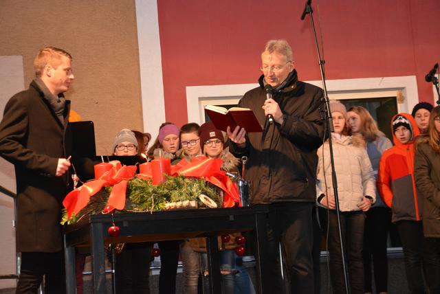 Segnung des Adventkranzes durch Pastoralassistent Erich Fasswald, li Kulturreferent Markus Brunner