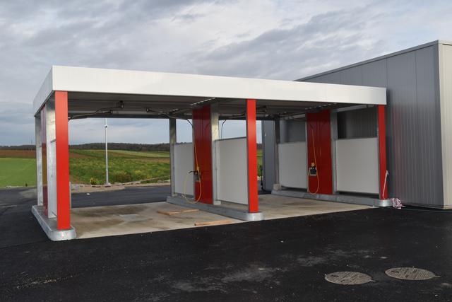 Zwei Waschanlagen zur Selbstbedienung stehen bereit.