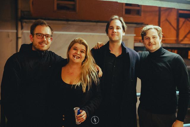Jan Hestmann als Erzähler mit den SchauspielerInnen Elena Schwarz, Georg Rauber und Dominic Marcus Singer.