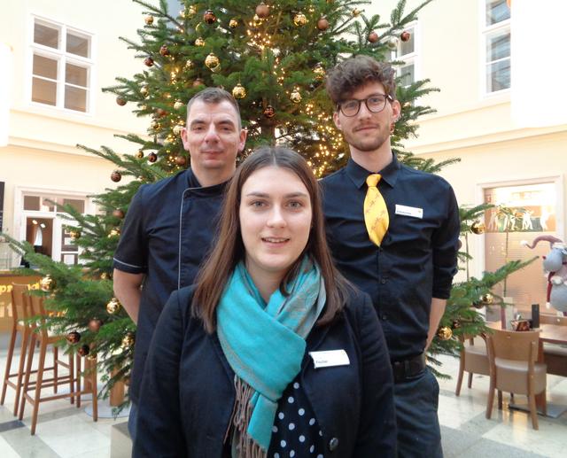 Die drei Engel des Hotel JUFA sind am 24. Dezember im Dienst: Küchenchef Thomas Viktorin (Links), Service Mitarbeiter Armin Unterkircher (Rechts) und Front Office Managerin Teresa Fischer (Mitte).