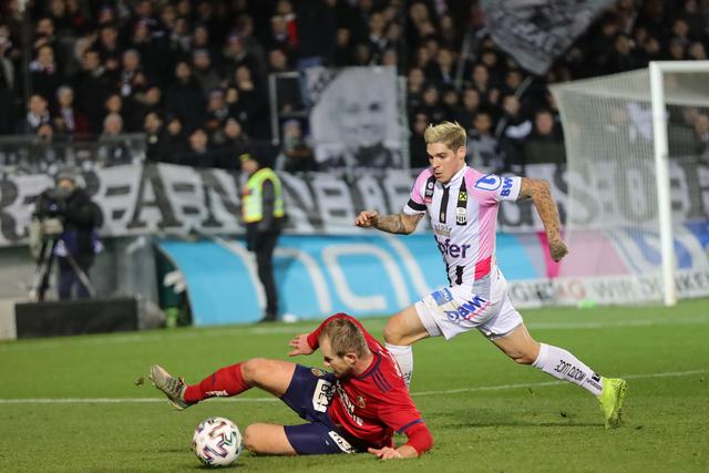 Mario Sonnleitner nimmt im Zweikampf Dominik Frieser den Ball ab.