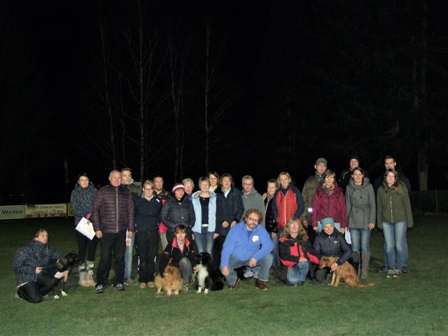 Mit Erfolg legten die Teilnehmer der Prüfung der Herbstkurse beim Hundeclub Schrems ab.