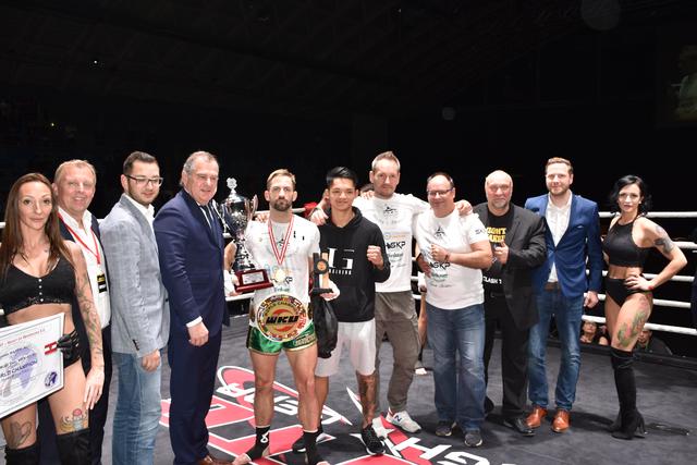 Johann Mayer (5.v.l.) eroberte den WM-Titel. Sein Kampf war der sportliche Höhepunkt der NOW 5.0.
Unter den Gratulanten auch Horst Karas, Philipp Gerstenmayer, Franz Dinhobl, Harry Fass und Michael Schnedlitz.