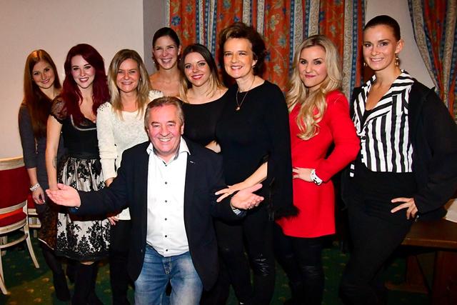 Foto v.l.n.r.: Melanie Pagger, Berenice, Niki Kracher, Rudi Mally, Theresa Ritter (Elite Team Connecting Arts), Vera Leitner, Monika Martin, Natalie Holzner, Gina Mood Haugom (Profi Tänzerin bei Elite Team Connecting Arts)