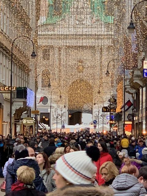Der erste Einkaufssamstag im Advent lockte auch am Wiener Graben zahlreiche Menschen in die Geschäfte.