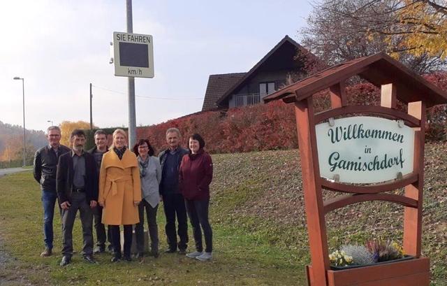 Am Ortseingang: Dieter Hirmann, Erich Siderits, Gerald Tancsos, Monika Poandl, Gerlinde Jandrisits, Franz Jandrisits und Karin Tancsos (von links).