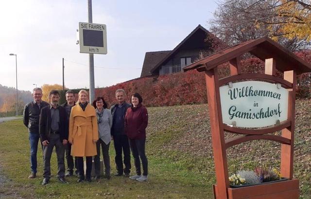 Am Ortseingang: Dieter Hirmann, Erich Siderits, Gerald Tancsos, Monika Poandl, Gerlinde Jandrisits, Franz Jandrisits und Karin Tancsos (von links). | Foto: Verschönerungsverein Gamischdorf