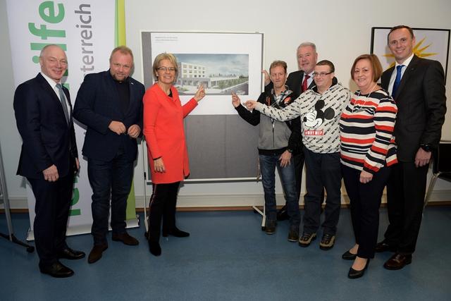 coplus Geschäftsführer Helmut Miernicki, Lebenshilfe NÖ Geschäftsführer Christian Albert, Wirtschaftslandesrätin Petra Bohuslav, ecoplus Aufsichtsratsvorsitzender und Bürgermeister Klaus Schneeberger, Lebenshilfe NÖ-Präsidentin Friederike Pospischil und der kaufmännische Geschäftsführer von ecoplus Jochen Danninger freuen sich gemeinsam mit Klienten der Lebenshilfe NÖ auf die neuen Gebäude.