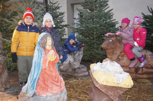 Sarah, Dominik, Jakob, Vicky und Emma sind schon voller weihnachtlicher Vorfreude