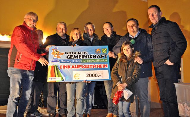 v.l.:Bleiburger Bürgermeister Stefan Visotschnig, Ernst Britzmann, BGM Hermann Srienz, Gewinnerin Rosalia Verhnjak, Vizebürgermeister Vladimir Smrtnik, Organisator Friedl Neubersch, Michael Zele, Michael Sumnik; Vorne "Glücksengerl"Nina