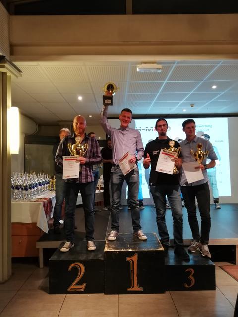 Michael Plöderl erreicht den dritten Gesamtplatz in der GH Moto Motorradmeisterschaft!
v.l. Harry Graf, Michael Weber, Michael Plöderl und Michael Gastinger.