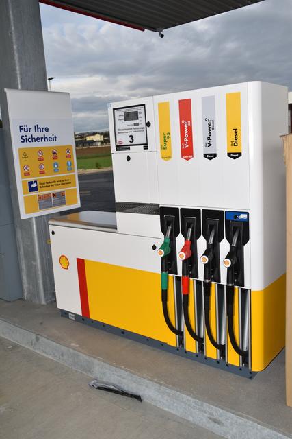 Vier Sorten Treibstoff rinnen aus den Zapfhähnen.