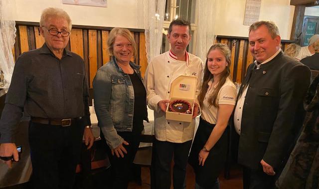 Leopold Thurner, Vizebürgermeisterin Heide Lamberg, Andreas Kainz mit Kellnerin, Bürgermeister Bernhard Karnthaler.