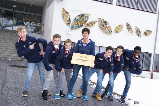 Die frischgebackenen Bundessieger im Cross Country mit ihrer laufbegeisterten Lehrerin Elisabeth Peer