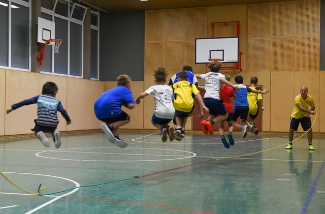 Gemeinsam an einem Strang ziehen, wird beim Gruppen-Schnurspringen geübt.
