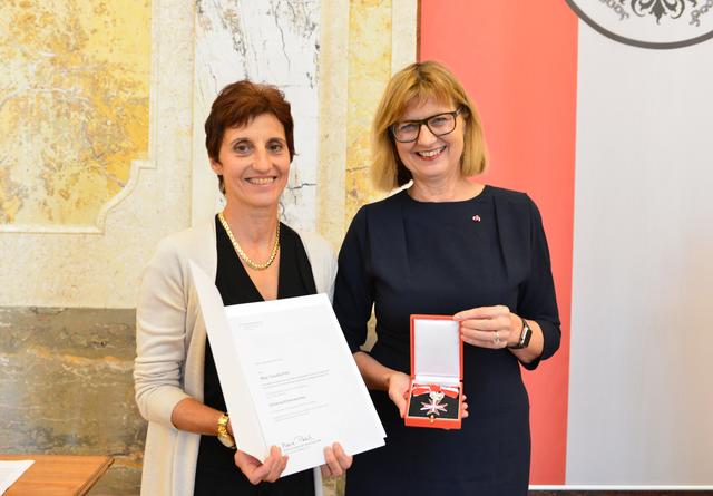BM Maria Patek überreichte Claudia Pittl (li.) die Auszeichnung.