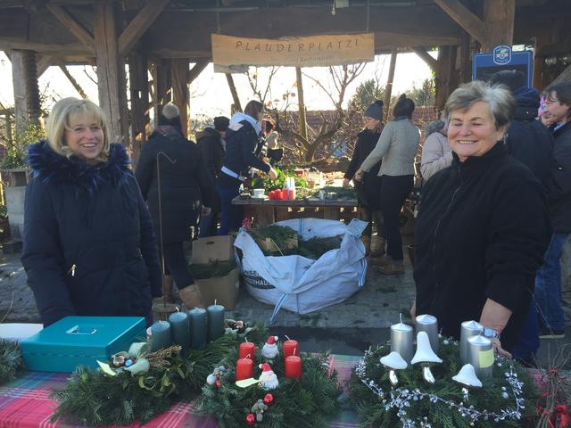 Von li. n. re. Monika Joham und Herta Wagner am Adventkranz-Vekaufsstand für gute Zwecke