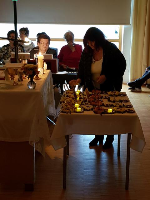 Für jeden verstorbenen Heimbewohner wurde eine Kerze entzündet. | Foto: Isabell Seper