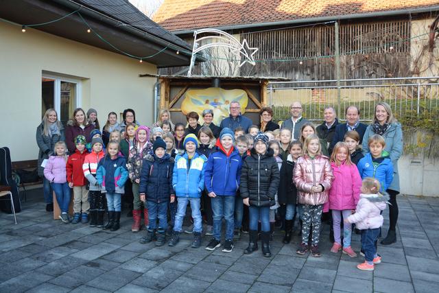 Musikalische Leckerbissen: Die Kinder der Volksschule Nestelbach eröffneten den 21. Nestelbacher Christkindlmarkt am Dorfplatz.