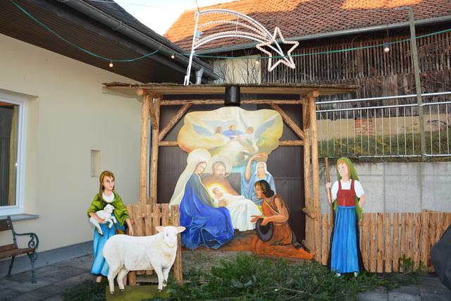 Zwei neue Hirtenfiguren zieren heuer die Bretterkrippe in Nestelbach.
