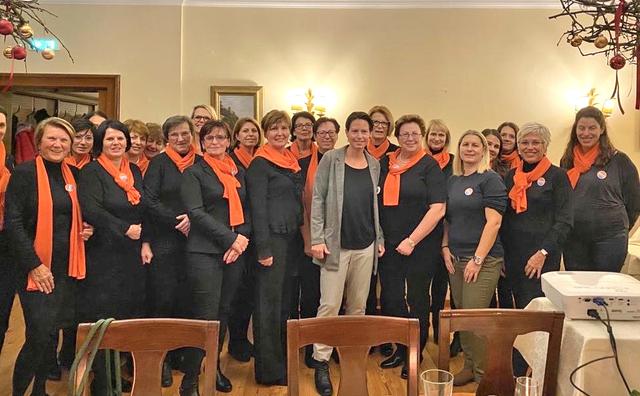 Orange Schals zu „Orange the World“: Die Damen des Soroptimist Clubs Deutschlandsberg mit den Vertreterinnen von "RheetiRa". | Foto: KK