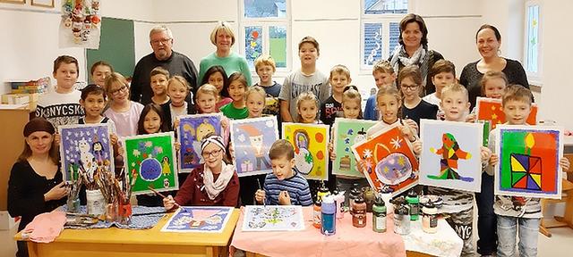 Die jungen Kreativen bei der Arbeit, gemeinsam mit der Künstlerin Barbara Ambrusch-Rapp, Pfarrgemeinderat Klaus Hainschitz und den Lehrpersonen der VS Maria Elend im Rosental