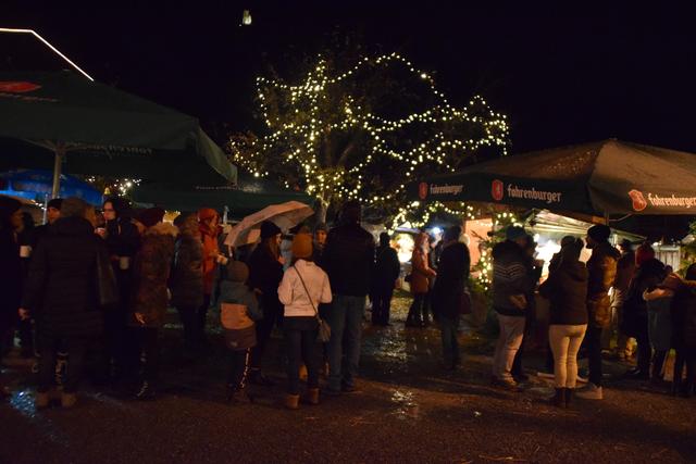 Die Eröffnung des Adventmarkts am Freitag war trotz Regenwetter (genau wie damals bei der Premiere 2009) sehr gut besucht.