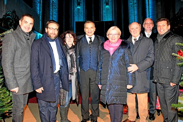 Veranstalter Wolfgang Schwarz, Stadtpfarrer Jacek Zelek, Kinderchorleiterin Karen Naber, Markus Wolfahrt, Präsidentin Sissi Pröll, Landeshauptmann a.D. Dr. Erwin Pröll, Organisator Franz Buchecker und Bürgermeister Harald Leopold (von links).