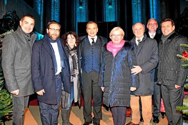 Veranstalter Wolfgang Schwarz, Stadtpfarrer Jacek Zelek, Kinderchorleiterin Karen Naber, Markus Wolfahrt, Präsidentin Sissi Pröll, Landeshauptmann a.D. Dr. Erwin Pröll, Organisator Franz Buchecker und Bürgermeister Harald Leopold (von links). | Foto: Ulli Paur