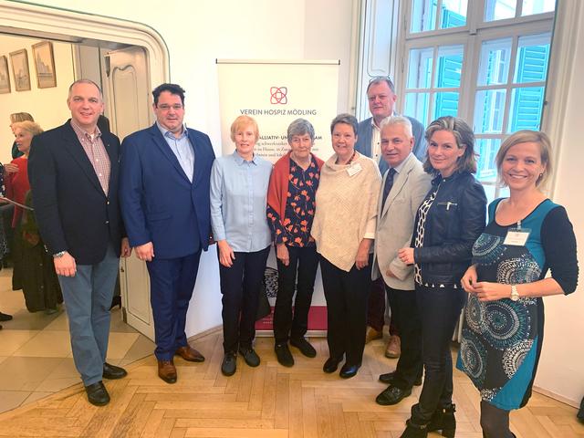 22. Herbstenquete des Verein Hospiz Mödling mit Bezirkshauptmann Philipp Enzinger,
GR Markus Waldner, den Hospiz-Vorstandsmitgliedern Irene Hnat, Helga Krumböck,
Vorsitzender Veronika Ablöscher, Vorstand Paul Krumböck, Bürgermeister Johann Zeiner,
Vizebürgermeisterin Michaela Haidvogel und Hospiz-Vorstand und Geschäftsführerin
Irene Blau (v.l.).