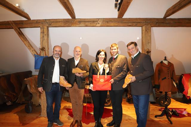 Bgm. Anton Engl-Wurzer, Ernst und Dorothea Knapp, LR Martin Gruber und WK-Präsident Jürgen Mandl | Foto: Taltavull