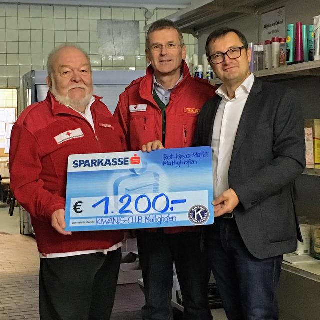Der KIWANIS-Club Mattighofen spendete 1.200 Euro an den Rot-Kreuzmarkt in Mattighofen.