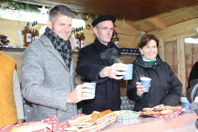 Bürgermeister Herbert Schober, Pater Michael Köck und Landtags-Präsidentin Brigitta Pallauf schenken ehrenamtlich Glühwein zugunsten der Lebenshilfe aus.
 | Foto: Lebenshilfe/Tomasini