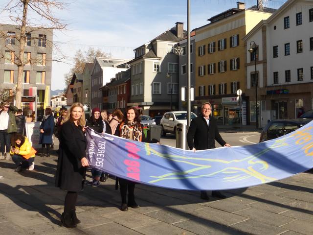 Das Team der Frauen-und Mädchenberatungsstelle Evita hisste am Freitag, den 25. November gemeinsam mit Bgm Martin Krumschnabel die Fahne "Frei Leben Nein zu Gewalt“.  | Foto: Evita