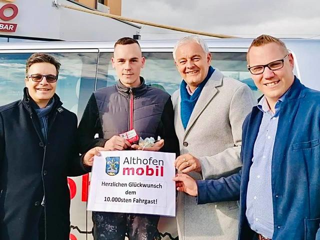 Der 10.000. Fahrgast vom Sammeltaxi Stefan Berger (2.v.l.) erhielt von Wolfgang Leitner, Alexander Benedikt und Marc Weitensfelder (Hofstätter Touristik) 200 Euro in Althofen-Talern | Foto: Stadt Althofen