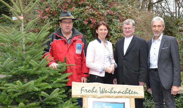 Frohe Weihnachten mit einem Baum aus der Heimat wünschen (v.l.) Christbaumbauern-Obmann Ignaz Hofer, LK OÖ-PräsidentinMichaela Langer-Weninger, Bischof Manfred Scheuer und Franz Hehenberger, Organisation
„Sei So frei“.
Bildnachweis: LK OÖ