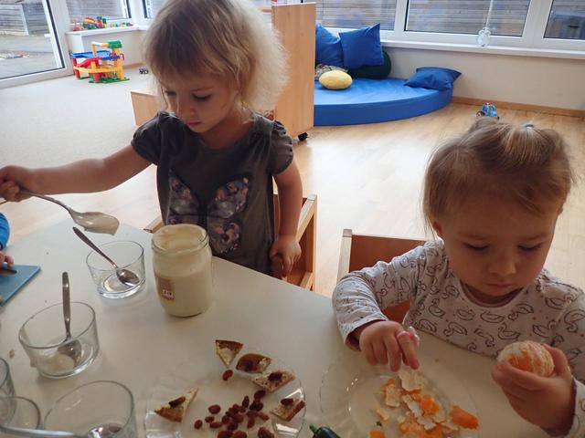 Beim gemeinsamen Zubereiten der Jause lernen die Kinder selbständiger zu werden und bekommen Selbstvertrauen.