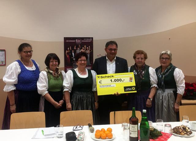 Bei der Adventfeier übergab die Frauenbewegung Heimschuh einen Scheck in der Höhe von 1000 Euro für die Innenrenovierung der Pfarrkirche.