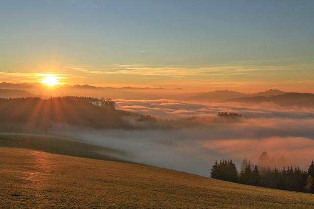 Einfach einmal die Seele baumeln lassen: Herrliche Ausblicke offenbaren sich dem Auge des Betrachters am Franzenreither Berg.