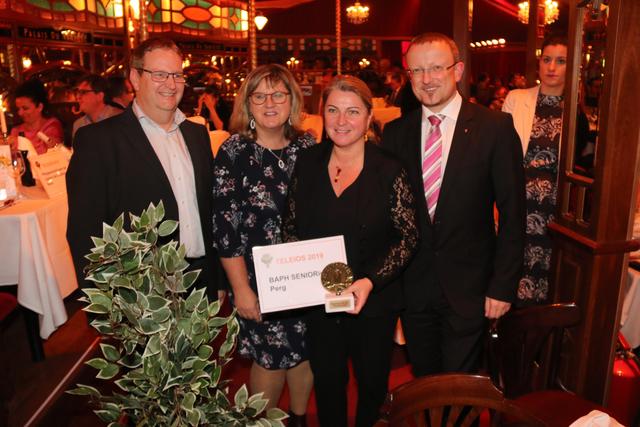 Von links Bernhard Hatheier (Obmann der ARGE Alten und Pflegeheime OÖ), Elfriede Reindl (Rotes Kreuz), Heimleiterin Doris Mittendorfer, Sozialhilfeverband-Perg-Obmann Bezirkshauptmann Werner Kreisl. | Foto: Lebenswelt Heim/APA-Fotoservice/Juhasz