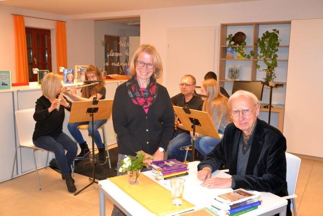 Elfriede Schachinger und Hans Dieter Mairinger, hinten eine Abordnung der Schulband der Mittelschule Waldhausen.