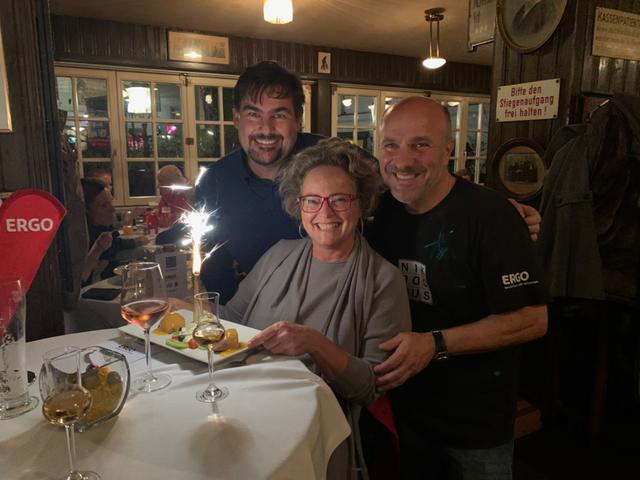 Stefan Steinbichler, Claudia Bandion-Ortner und Niki Neunteufel feiern im Nikodemus.
