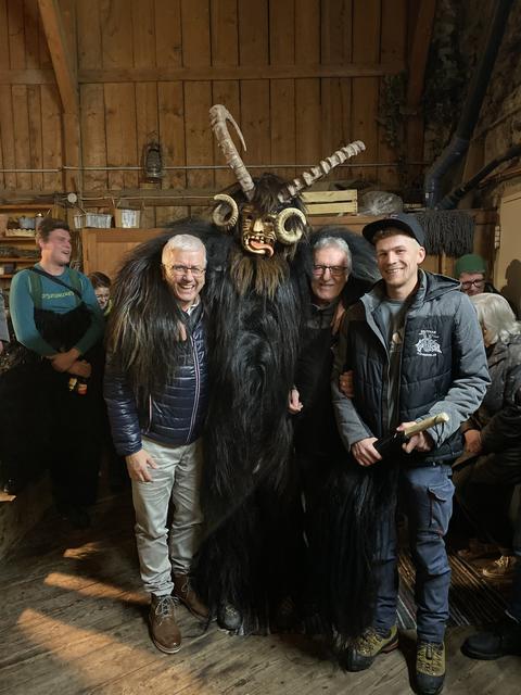 BM Fredi Köll, ein Kathreineler, Schnitzer Arnold Jäger und Obmann der Kathreineler Matthias Steixner
