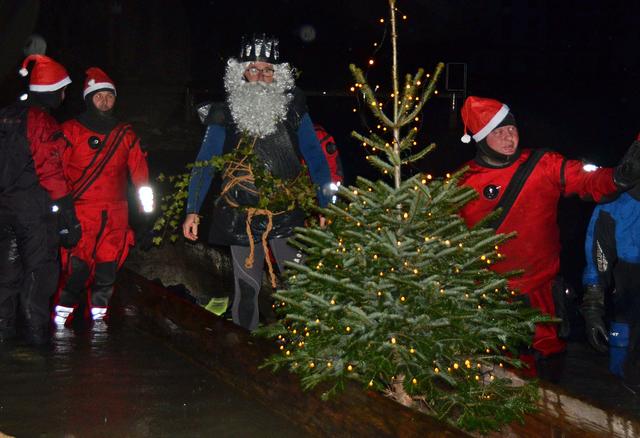 Christbaumschwimmen in Seewalchen.